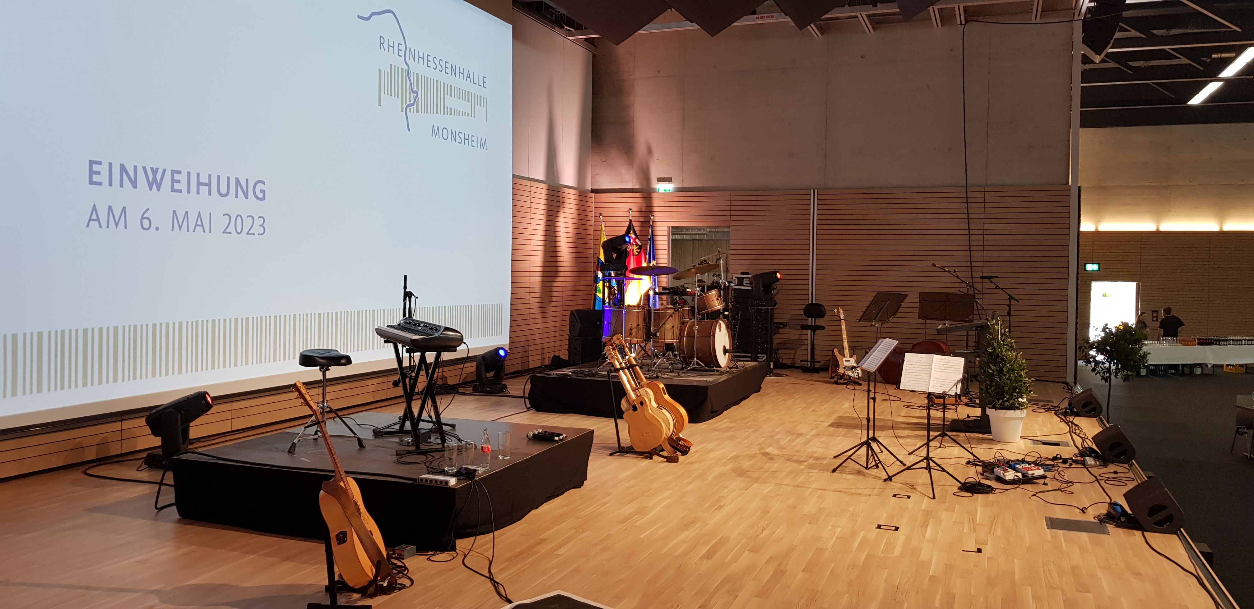 Einweihung Rheinhessenhalle 2023 Bühne mit Instrumenten