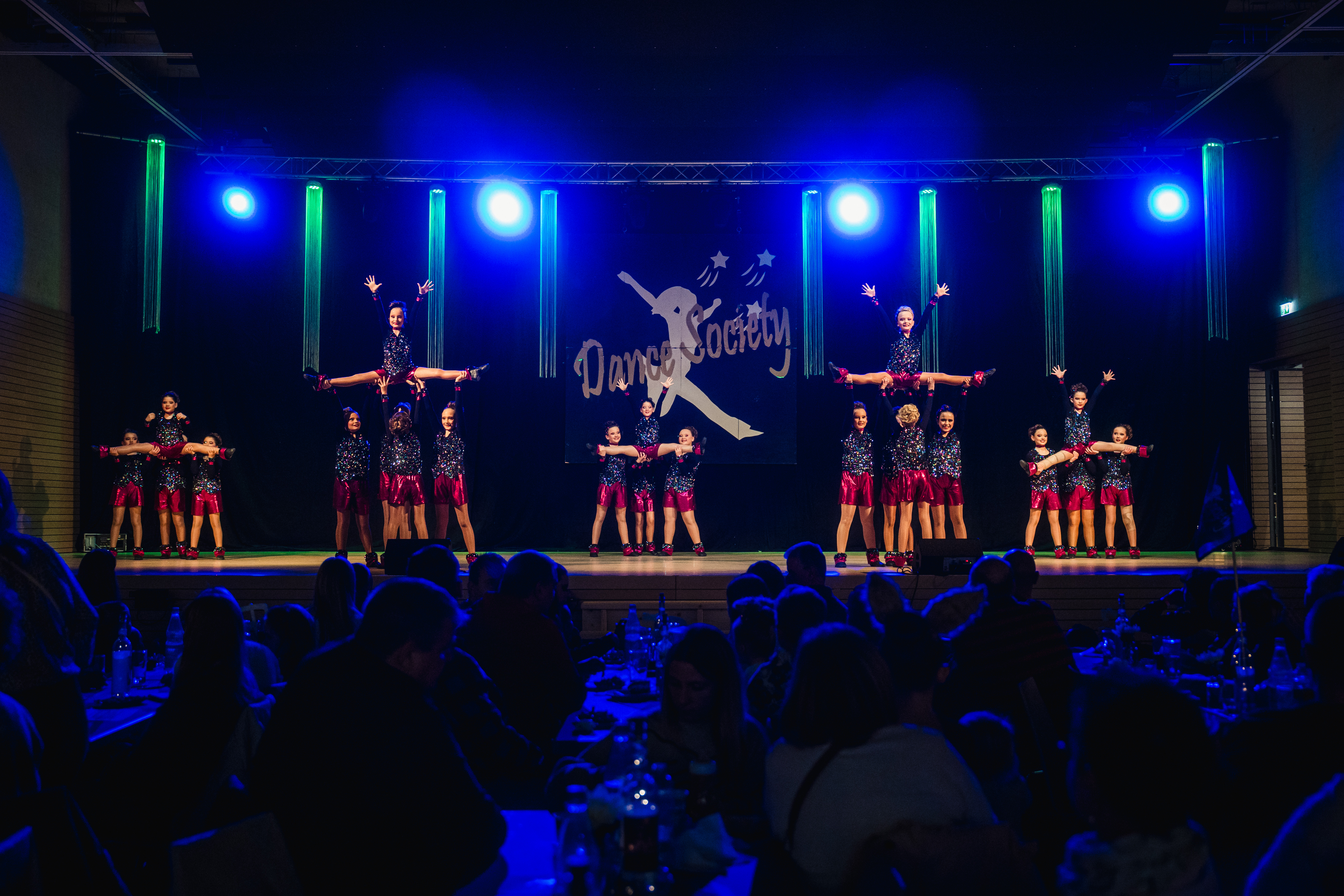 Dance-Society 2025: Endpose der Tänzermädels mit Spagat in der Luft