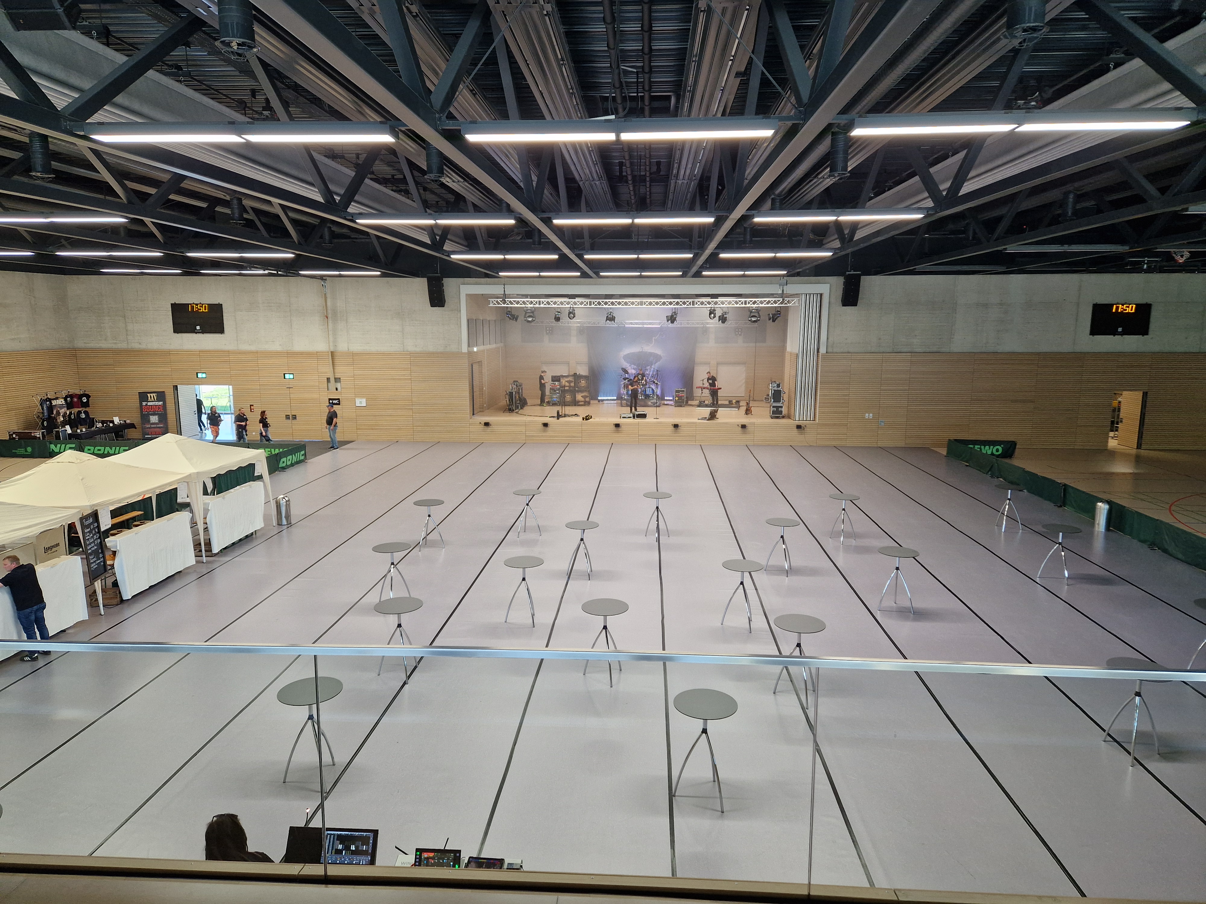 Große Halle mit Stehtischen und Ausschank für Bouncekonzert