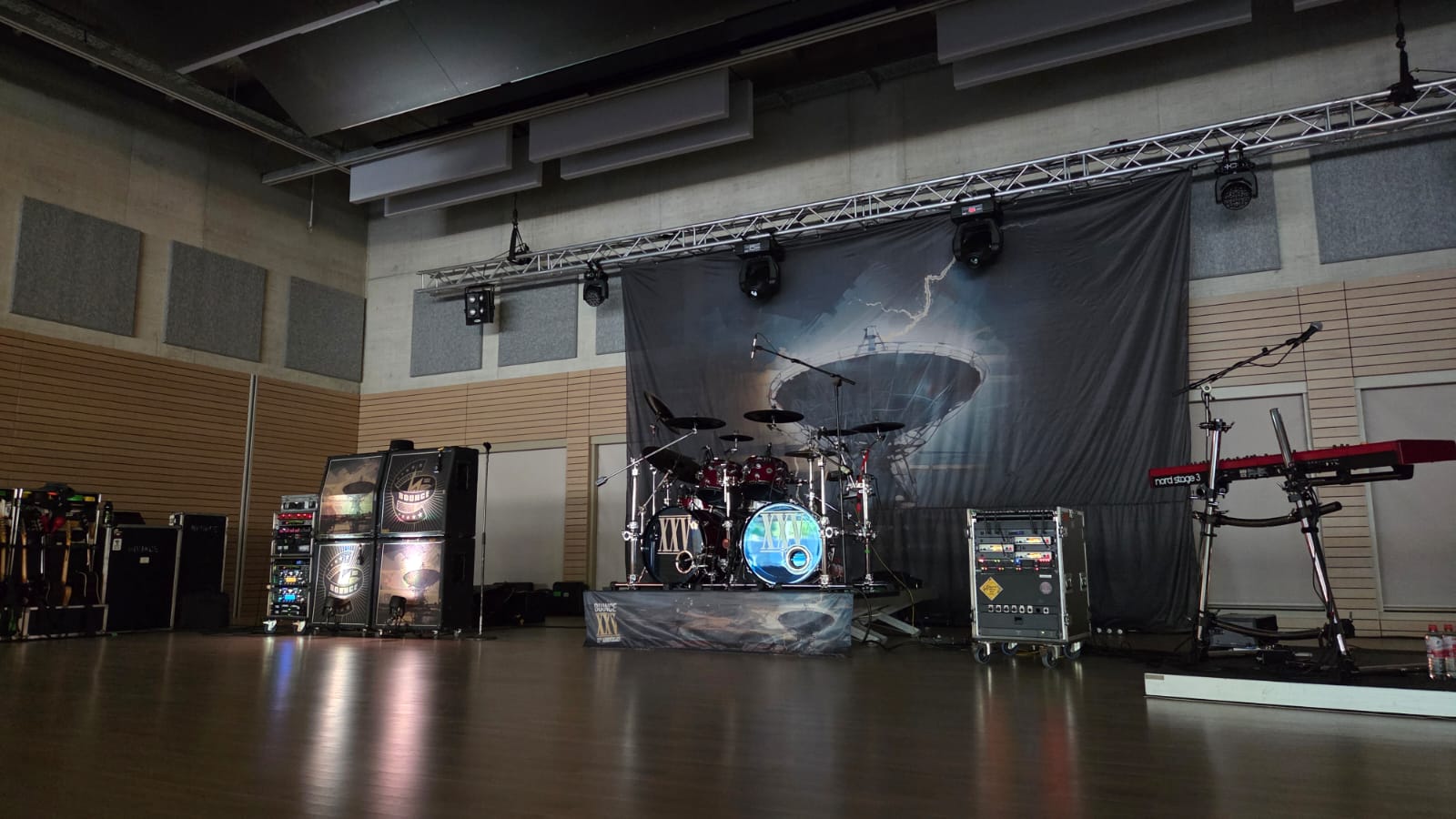 Bühne Bild 13_Bandaufbau mit Instrumenten_Bounce Konzert